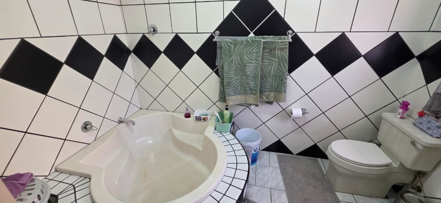 5 Bedroom Property for Sale in Wilkoppies North West